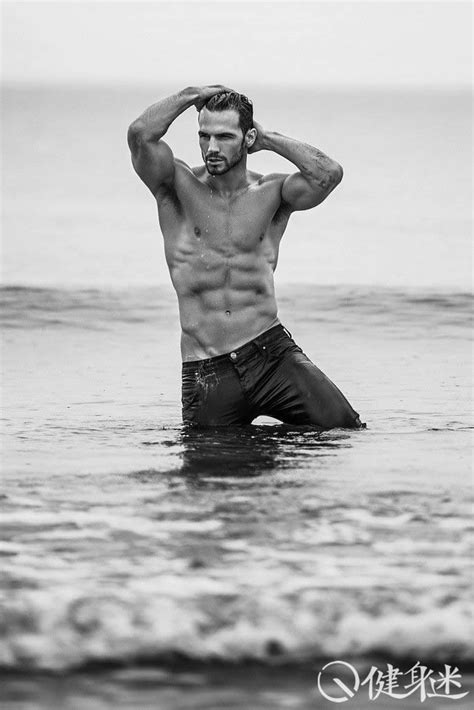 英国性感肌肉男模Adam Cowie沙滩演绎黑白大片 欧美肌肉男模全裸写真 胡子肌肉男模 英国 健身迷网