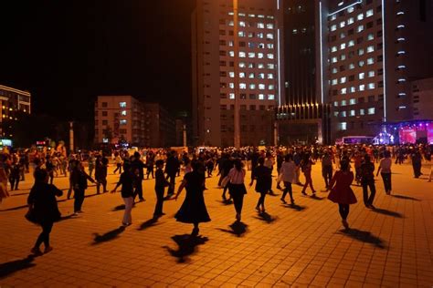 傍晚，滨河公园跳广场舞的人们|滨河公园|广场舞|白衣_新浪新闻