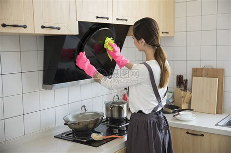 妈妈在新家厨房打扫卫生高清图片下载-正版图片500896874-摄图网