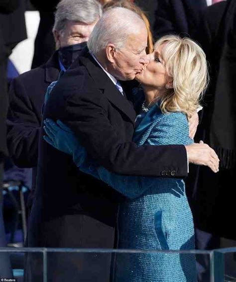 71岁拜登夫人穿“液体裙”，身姿曼妙，当众拥吻总统丈夫，很热烈|拜登|拥吻|吉尔_新浪新闻