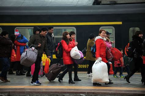 直击青岛火车站春运首日，数千旅客踏上回家路