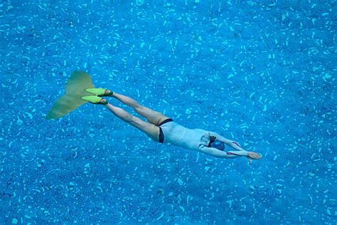 女子戴着潜水面罩在水下潜泳图片下载 - 觅知网