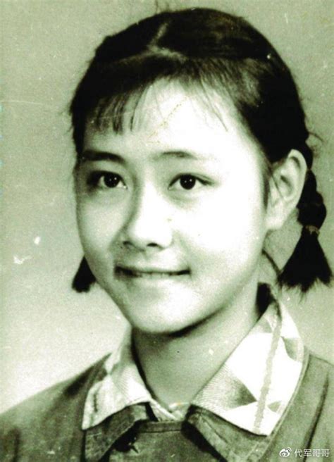 “贵族小姐”黄梅莹：嫁给小2岁金鑫很幸福，如今73岁依旧气质优雅