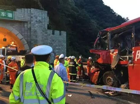 河北发生惨重车祸 三车相撞致9死28伤 承德民众冒雨献血 - 我们视频 - 新京报网
