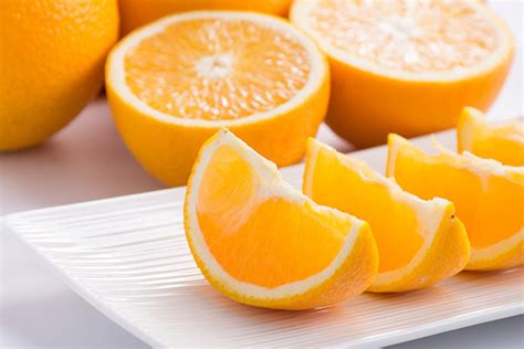 盐蒸橙子的功效与作用 盐蒸橙子有什么好处_彩牛养生