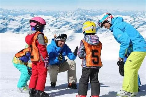 一家人到滑雪场滑雪运动高清图片下载-正版图片501904806-摄图网