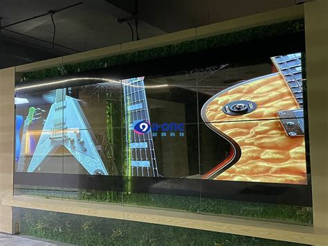甘肃武威蜜瓜馆OLED透明拼接屏2x4：打造炫酷展馆，提升品牌形象