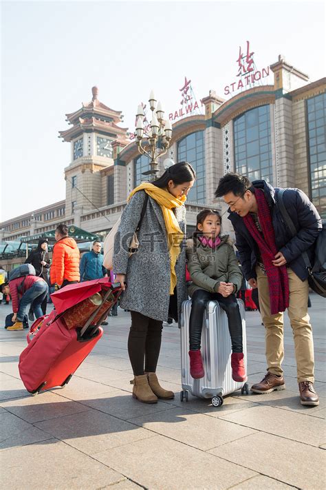 幸福家庭在火车站高清摄影大图-千库网