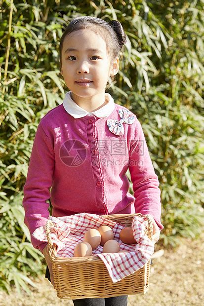 小女孩端着一筐鸡蛋高清图片下载-正版图片502156362-摄图网
