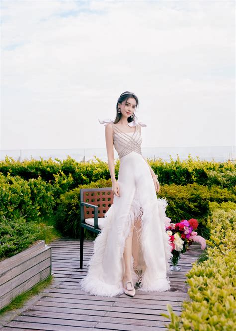 杨颖天鹅羽翼白裙写真释出 露出精致锁骨太美了——上海热线娱乐频道