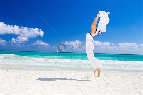 带着白沙龙的快乐女人自由围裙福利热带海洋跳跃假期幸福微笑天堂高清图片下载-正版图片321382752-摄图网