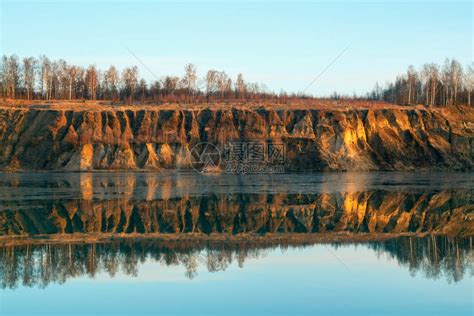 列宁格勒地区俄罗斯的镜像在沙漠采石场高清图片下载-正版图片506354538-摄图网