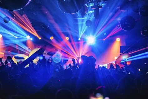 DJ夜总会派对在音乐节庆中与人群狂欢素材-高清图片-摄影照片-寻图免费打包下载