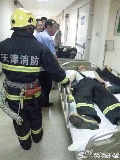 哈尔滨牺牲消防员遗体被找到 战友敬礼送行【9】--图片频道--人民网