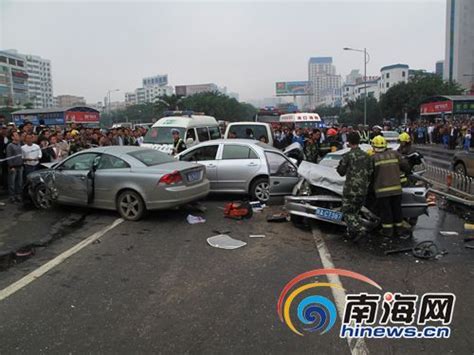 晋江一路口5车连撞 摩托司机被卷入车底前逃生 - 城事要闻 - 东南网泉州频道