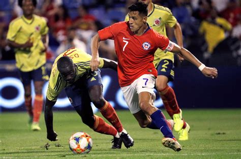 世预赛智利主场对阵厄瓜多尔，桑切斯第37分钟因伤被替换下场-直播吧zhibo8.cc
