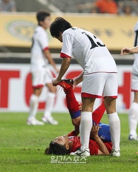 韩朝女足比赛获掌声 朝鲜球员为韩球员按摩(图)|朝鲜|球员|比赛_新浪新闻
