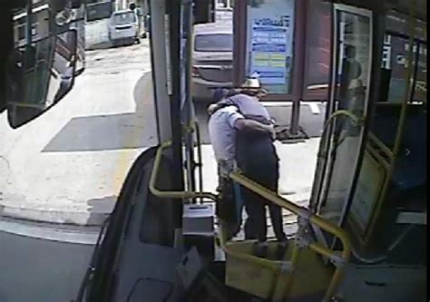 老人|青岛：老人行动不便 768路公交驾驶员将老人抱下车 暖心|行动不便|公