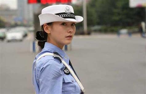 沈阳女交警撞脸陈妍希走红，那些年我们追过的警察警花