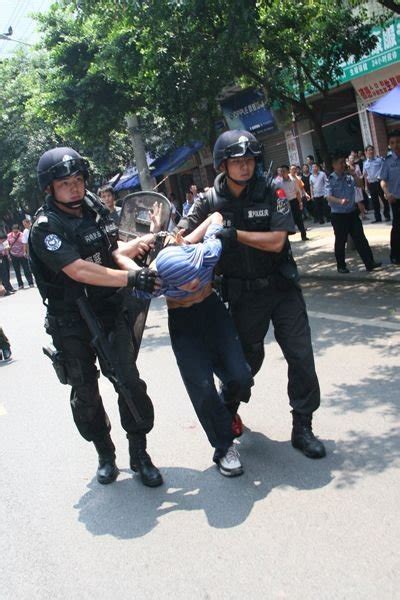 重庆反恐突击队解救一名被劫持女孩（组图）_第一金融网