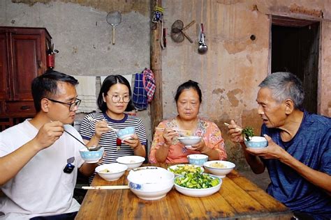 农村人吃饭不讲究，婆婆花9块钱做三菜一汤，看一家人晚饭吃的啥_凤凰网视频_凤凰网