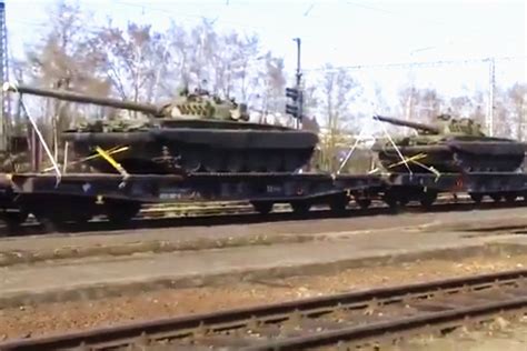 实拍：北约国家首次向乌克兰运送40多辆坦克和战车！_凤凰网视频_凤凰网
