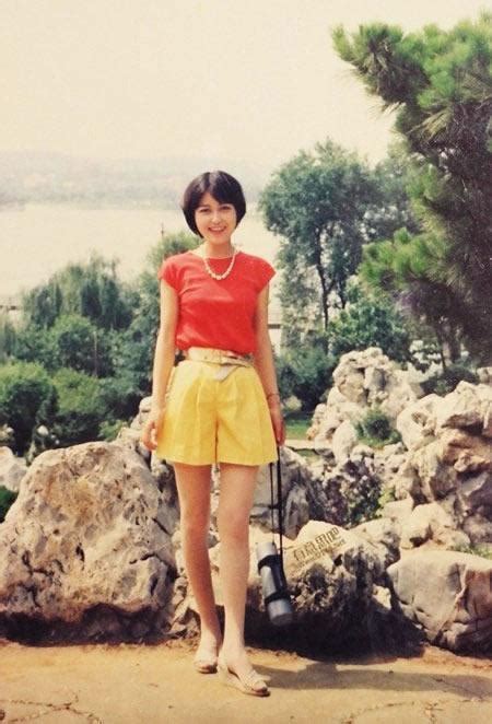 80年代穿八十岁衣服的年轻女人高清图片下载-正版图片502526428-摄图网