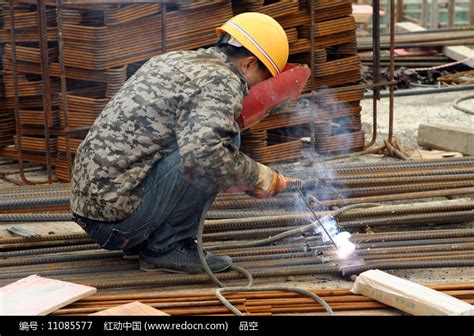 焊工工厂内进行大直径管道焊接高清图片下载-正版图片300176344-摄图网
