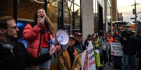 谷歌员工在加州和纽约对该公司最近一轮裁员展开抗议活动_手机新浪网