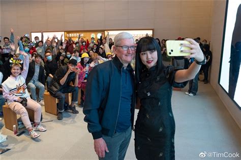 库克现身北京三里屯Apple零售店：微博晒自己与黄龄合影 - 机器人产业网