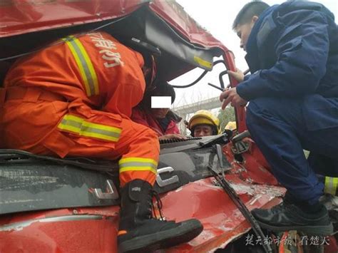 汉阳区孟家铺发生车祸 司机被卡消防紧急救援_湖北频道_凤凰网