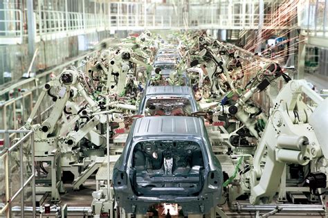 普拉多诞生之地 探秘一汽丰田成都工厂:在冲压工序制造出的部品被送入焊接工序-爱卡汽车