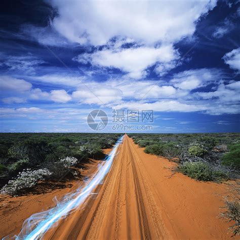 泥泞的天空下,泥土路上的蓝色光芒高清图片下载-正版图片300696383-摄图网
