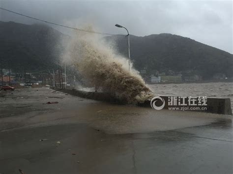 受台风影响 温州苍南石砰码头大浪拍岸扬起10米多高水幕-浙江新闻-浙江在线