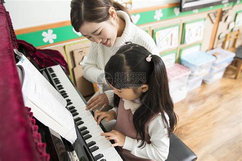 小女孩练习弹钢琴高清图片下载-正版图片501579234-摄图网
