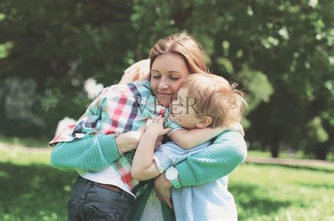 家庭,母亲人的幸福的母女拥抱樱花背景快乐的母女拥抱快乐的母女拥抱高清图片下载-正版图片300125657-摄图网