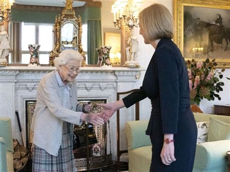 在英国，英国女王与英国首相谁的权力大？看看这些你就知道了！-新浪汽车