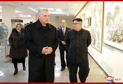 古巴领导人兴奋参观朝鲜版“798”金正恩夫妇陪同_凤凰网