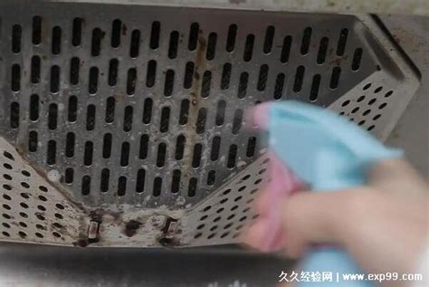 油烟机上的油垢怎么快速清洗 来帮助抽油烟机油盒进行清洗