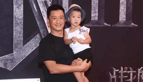 43岁吴京带儿子宣传《战狼2》被发现手指缺陷，曾谈儿子哽咽