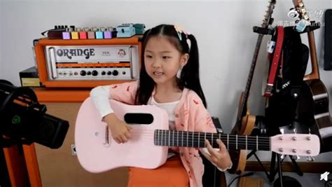 弹吉他的女孩图片免费下载_红动中国