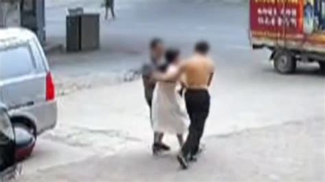 警方通报女子当街被强行拽入面包车：男女4人均被拘留_凤凰网视频_凤凰网