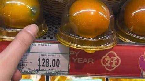 女子发现超市1个橙子卖128元