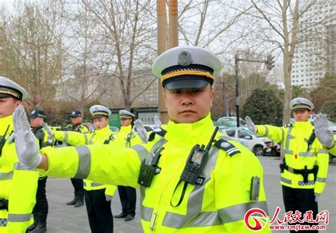 以雪为令保春运，洛阳交警开启24小时“雪色奋斗” | 平安守护-大河新闻