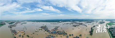 航拍广东英德水边镇洪峰过境：洪水漫出河道 房屋被淹成孤岛