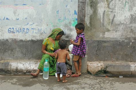 印度的贫富差距到底有多大？看看富人餐厅外的贫民现状，真奇葩_腾讯视频