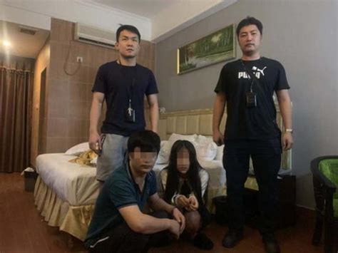 深圳一卖淫团伙被抓现行：男女双双蹲在床边（图）_手机新浪网