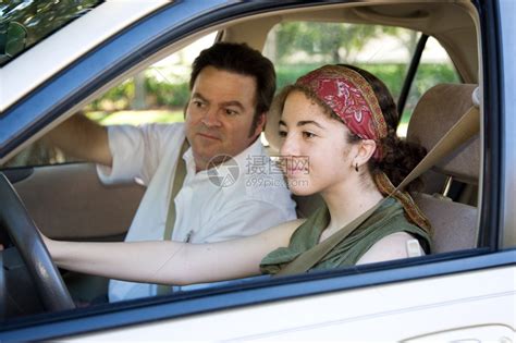 女新手在驾校学习开车高清图片下载-正版图片302543193-摄图网