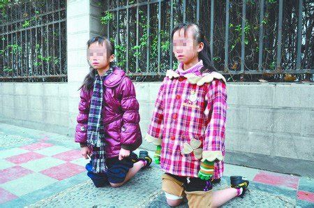 成都双胞胎姐妹因作业不认真 被罚跪人行道上_四川论坛_爱卡汽车移动版