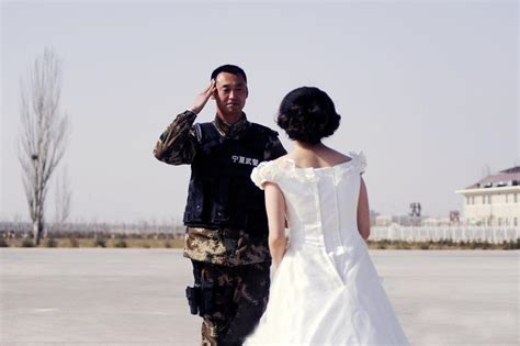 这12对军人的结婚照，都太好看！_手机新浪网